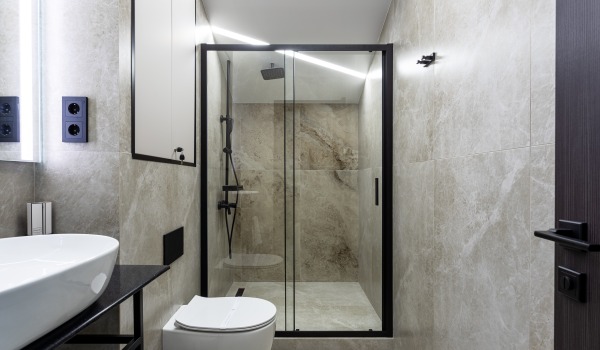 Douche sans bac, quels sont ses avantages et inconvénients ?