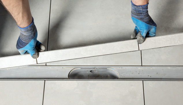 Comment insérer un carreau dans un drain linéaire?