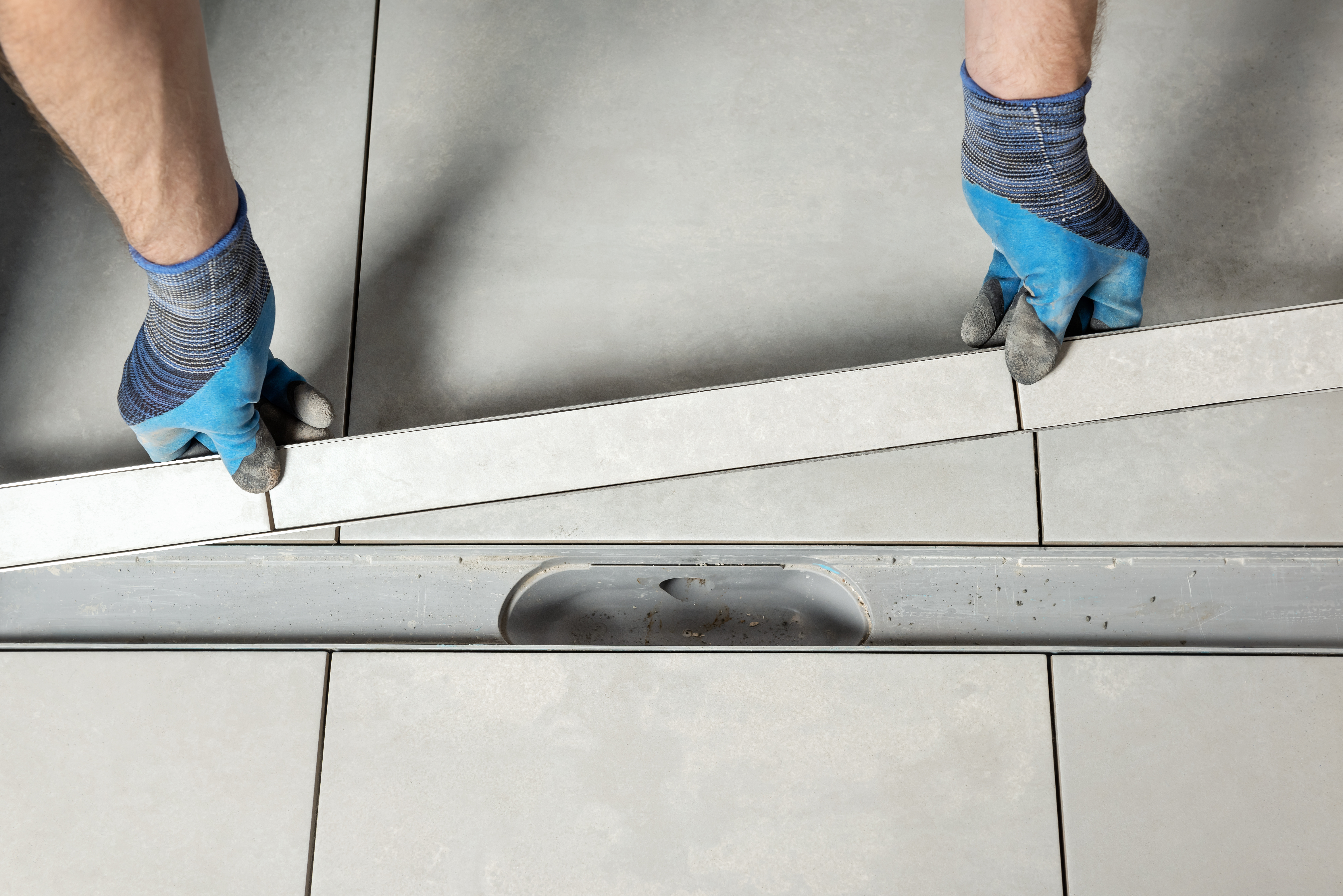 Comment insérer un carreau dans un drain linéaire?