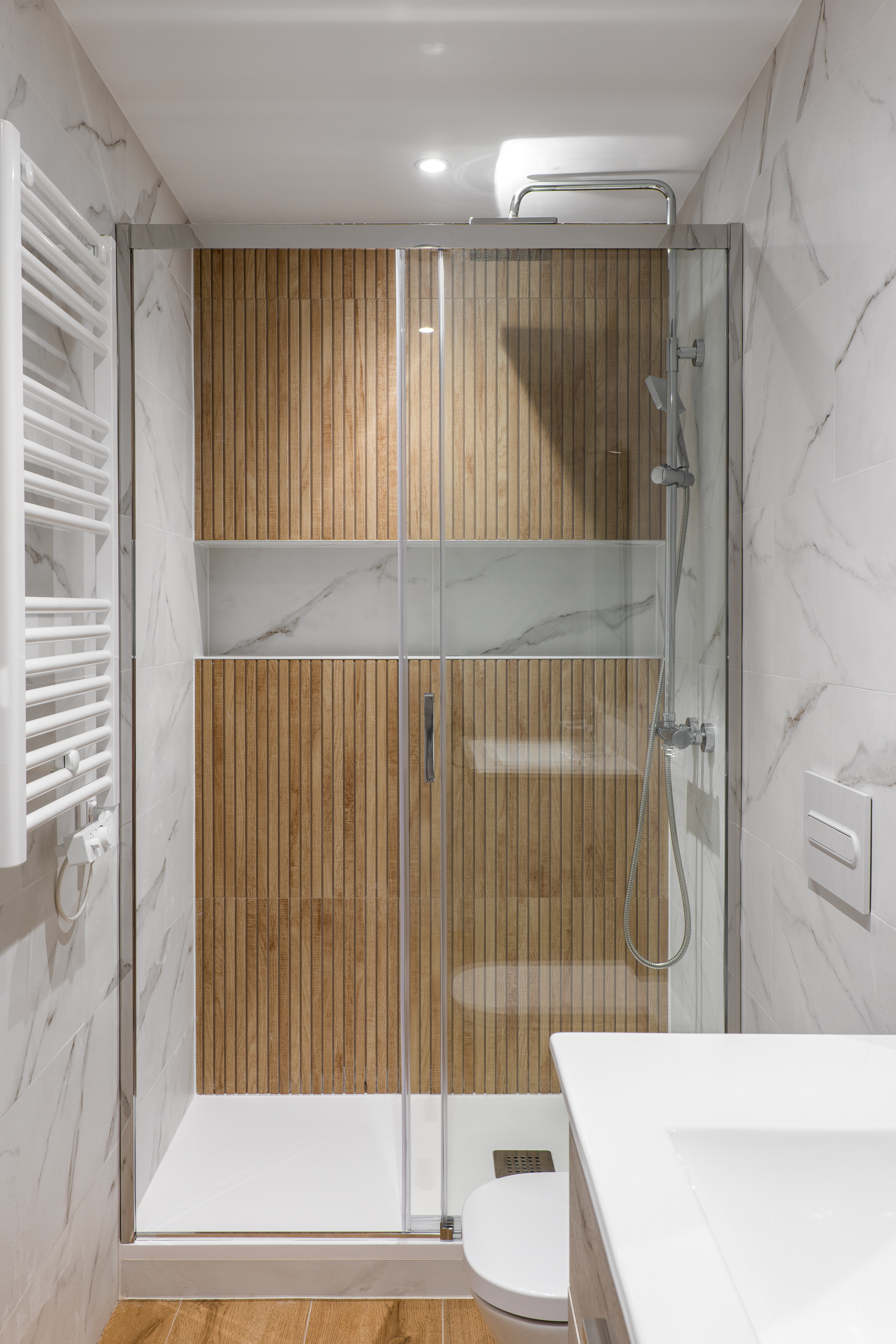 Système de douche encastré dans une petite salle de bains