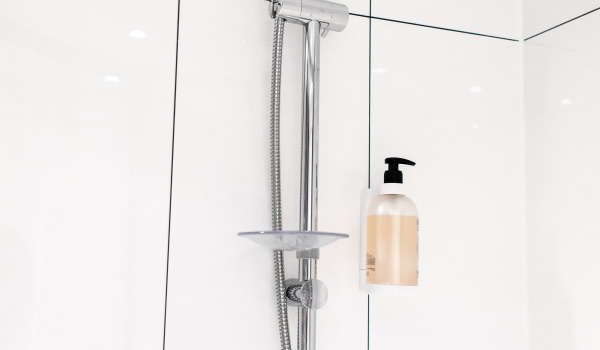 Colonnes de douche stylées dans la salle de bain