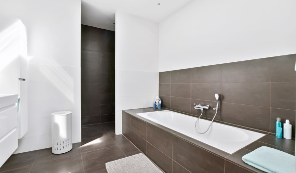 Baignoire rectangulaire dans une petite salle de bain