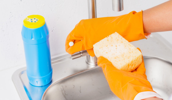 Avec quoi nettoyer le bouchon dans le lavabo ?