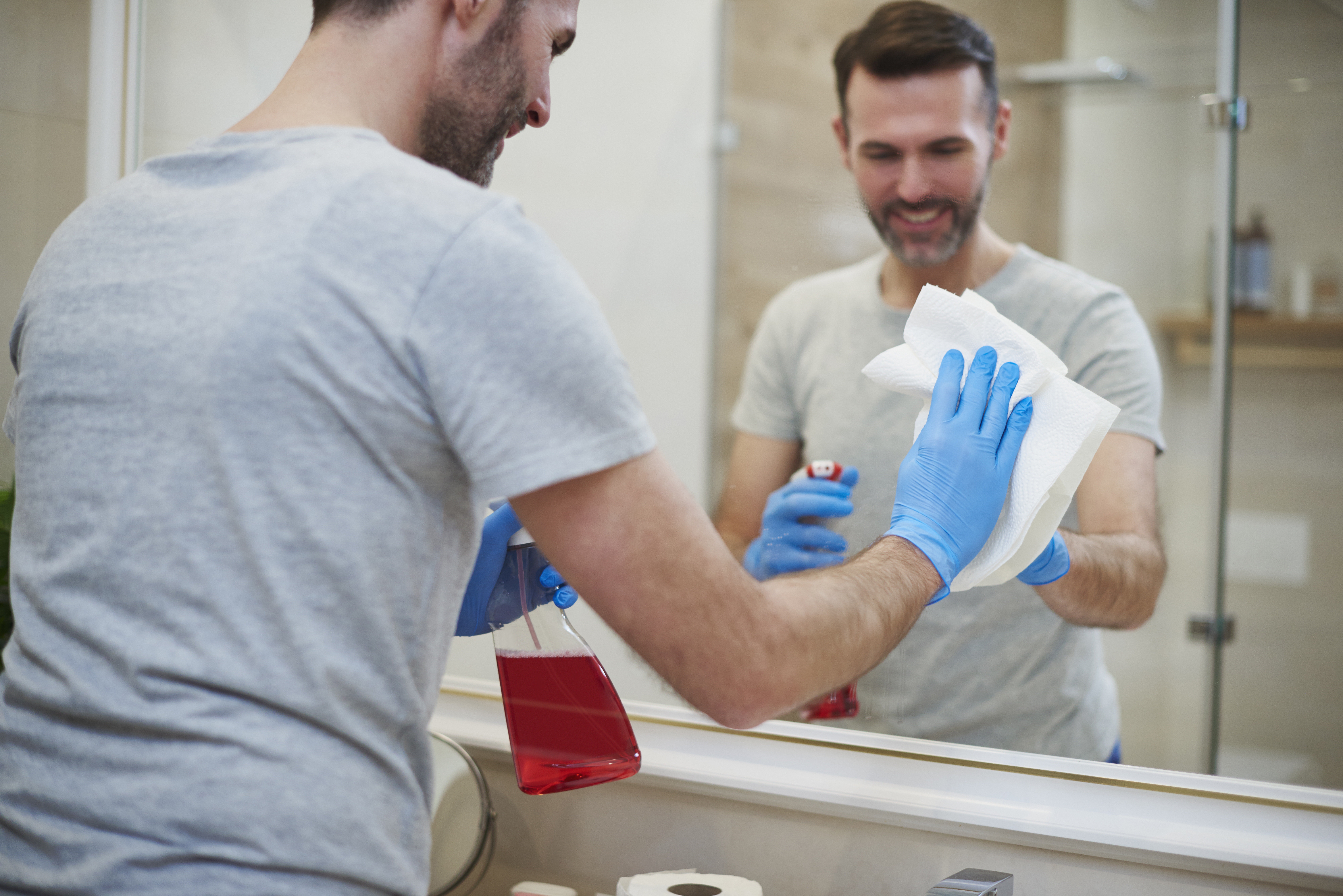 Avec quoi nettoyer une étagère en verre dans la salle de bains ?