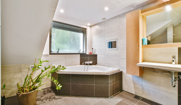 Salle de bain élégante avec baignoire d'angle