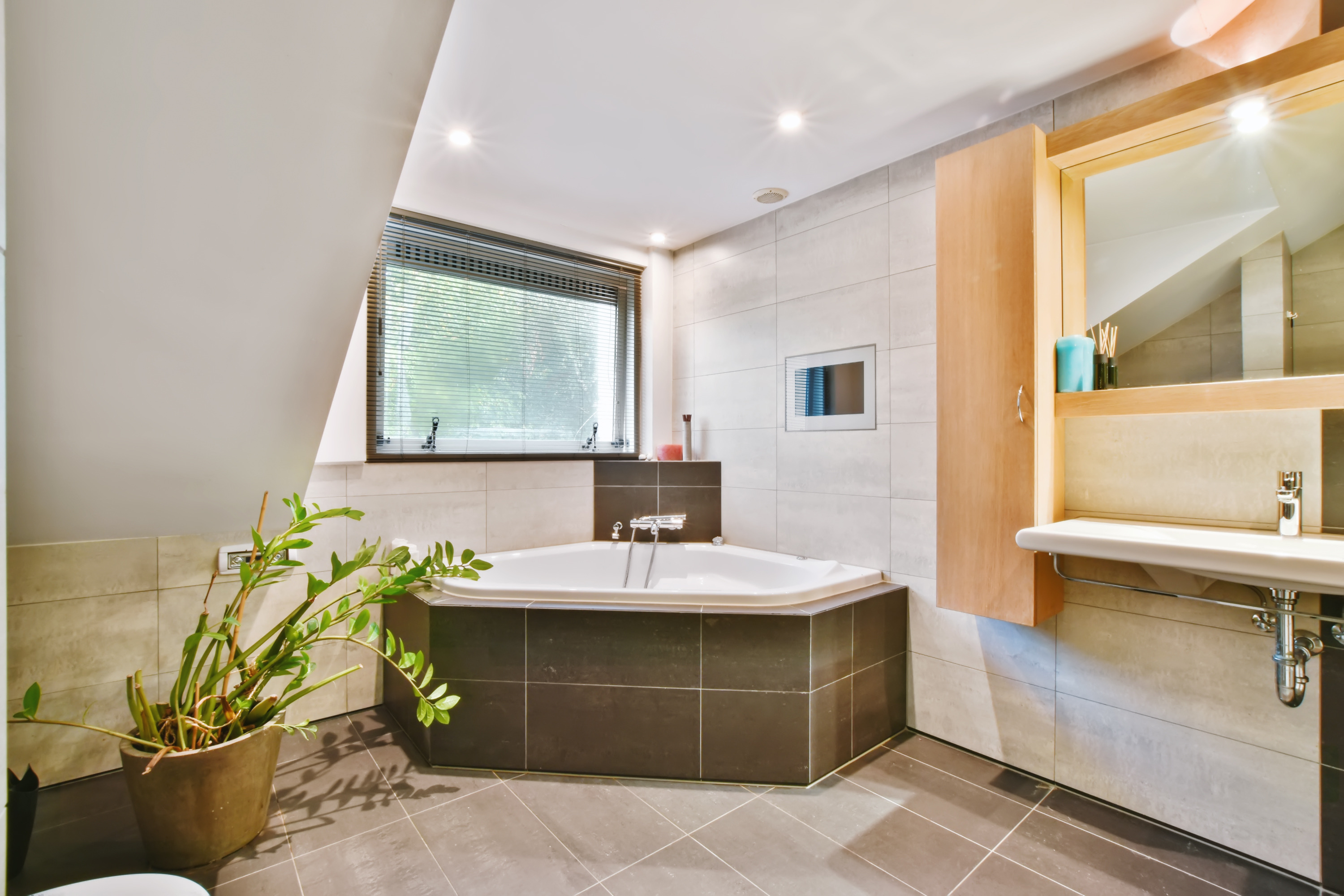 Salle de bain élégante avec baignoire d'angle