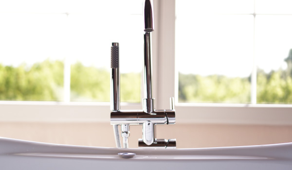 Salles de bains modernes avec mitigeurs bain-douche