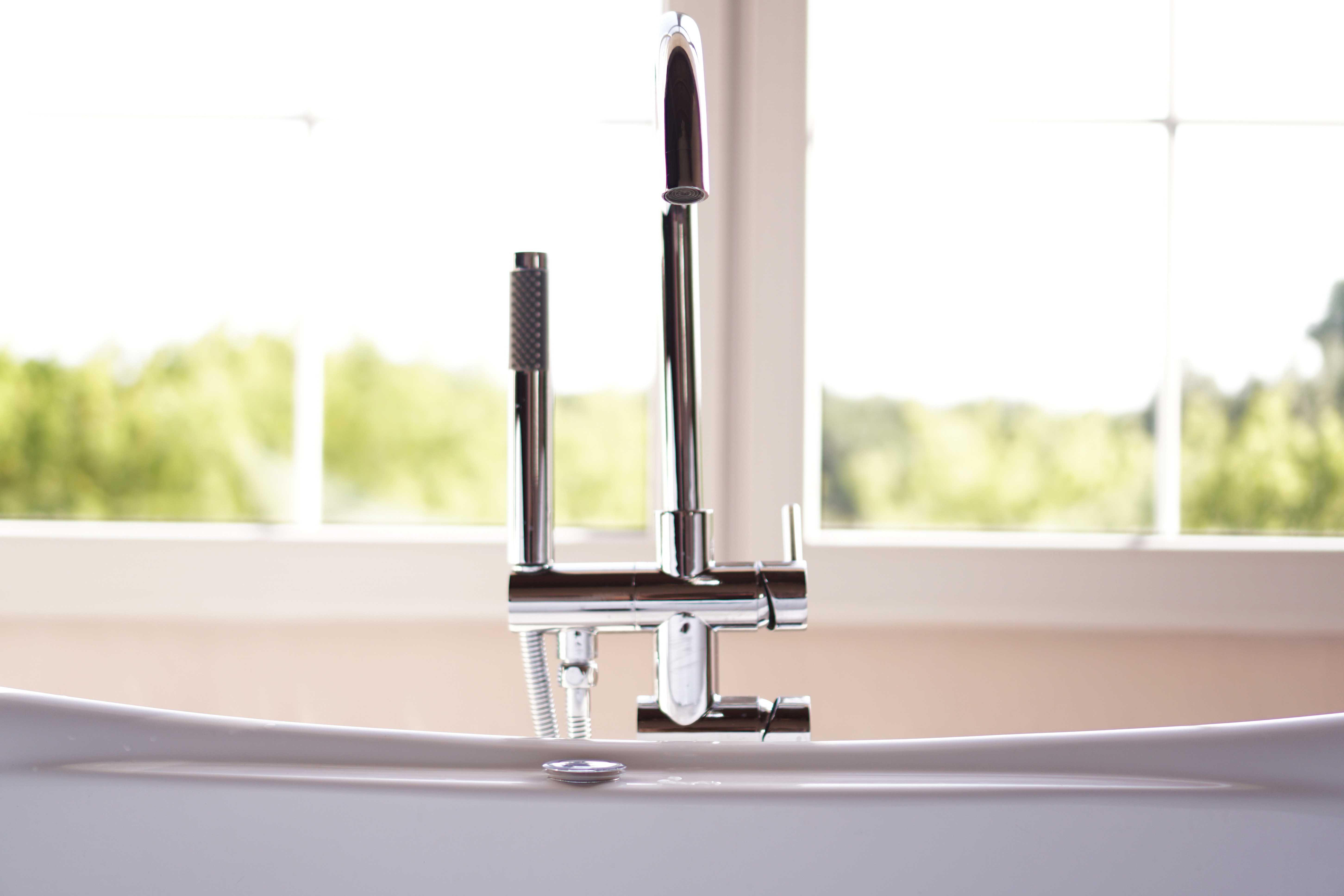 Salles de bains modernes avec mitigeurs bain-douche