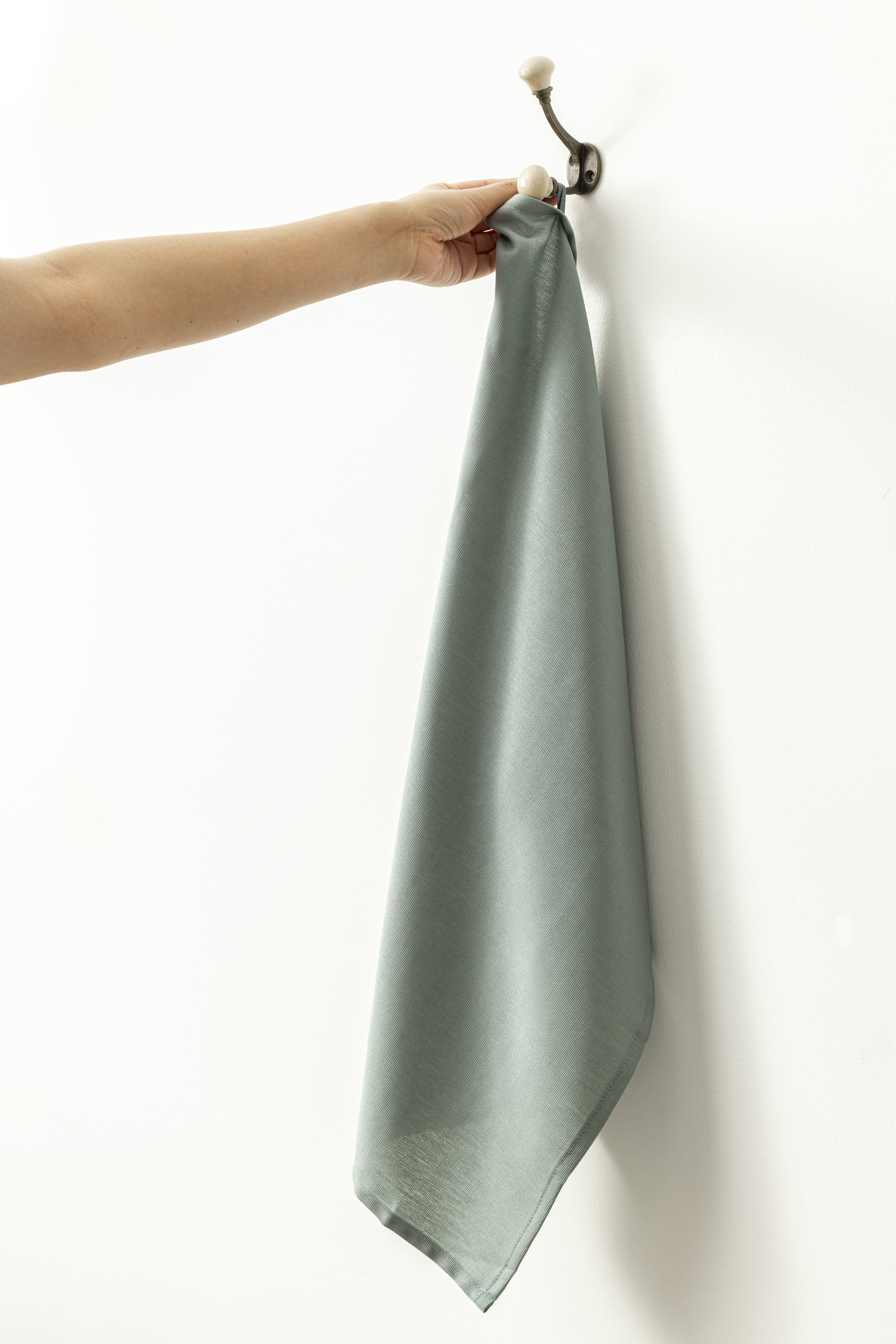 Comment coller des crochets dans la salle de bain ?