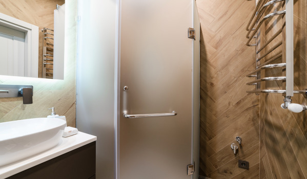 Receveur de douche carré dans une petite salle de bains