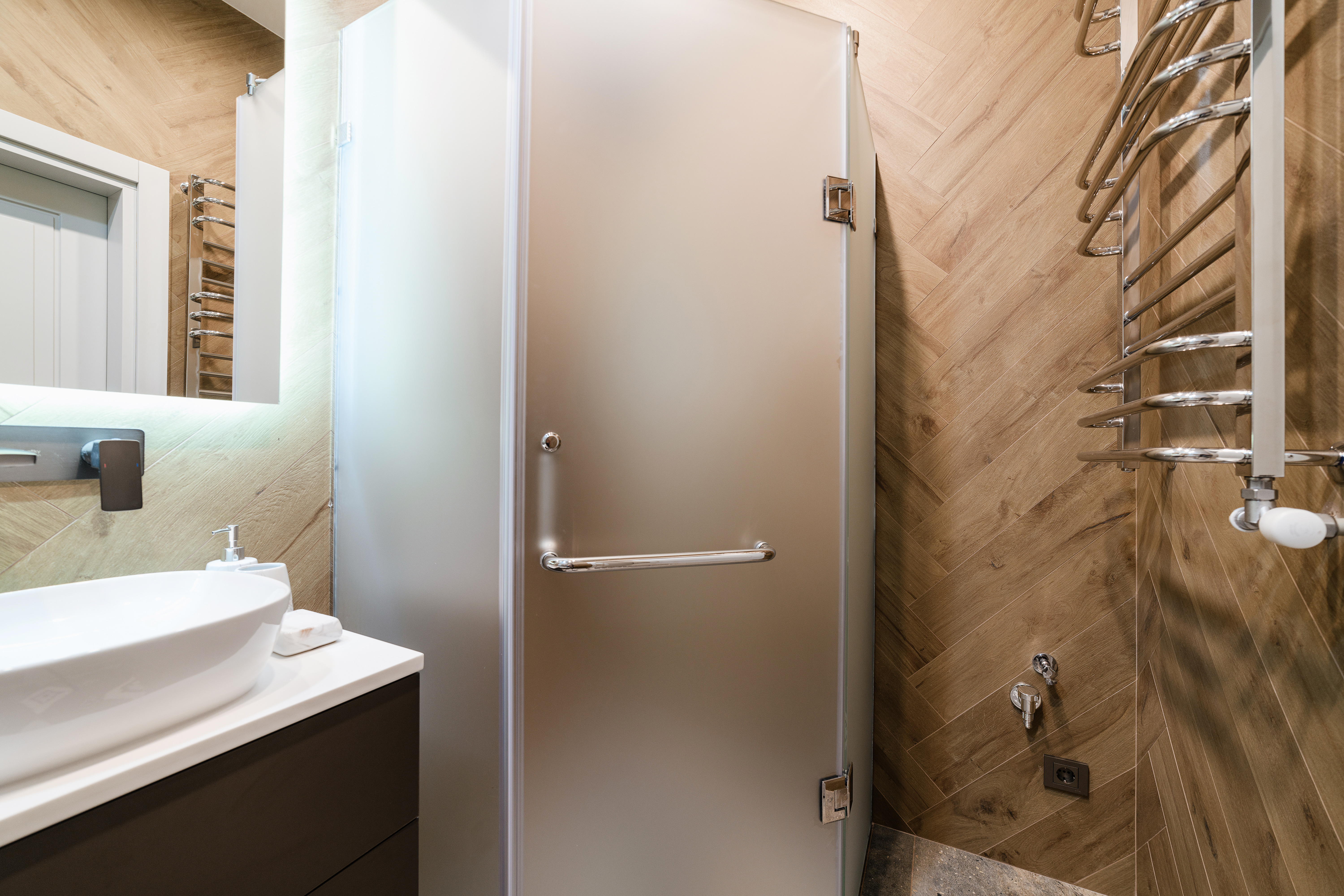Receveur de douche carré dans une petite salle de bains