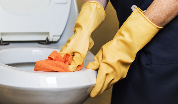 Comment nettoyer l'abattant des toilettes ?