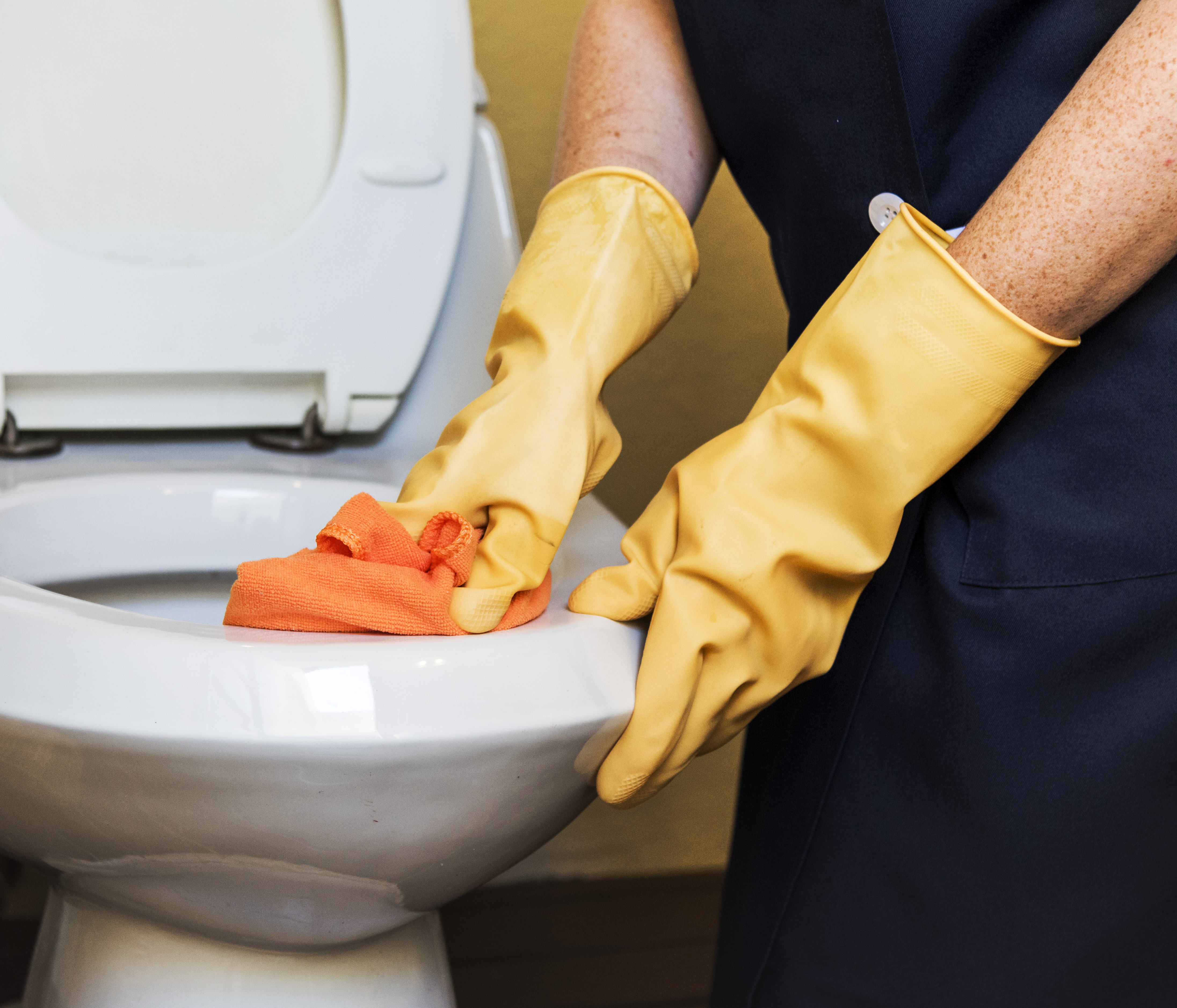 Comment nettoyer l'abattant des toilettes ?