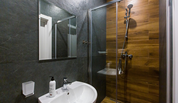 Comment sceller les portes d'une cabine de douche ?