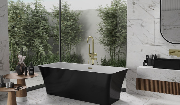 Combinaison de noir et d'or dans une salle de bain en marbre