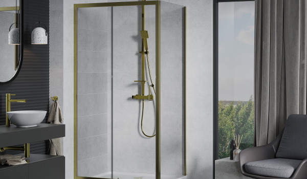 Armatures dorées dans une salle de bain en béton