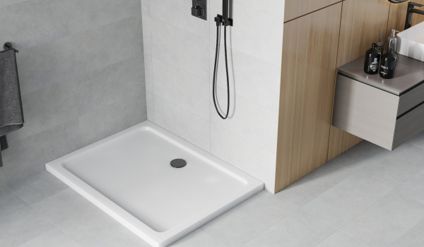Receveur de douche blanc avec accessoires noirs