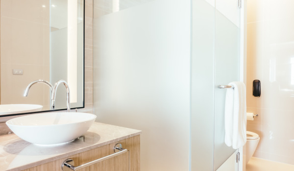 Quoi utiliser à la place des carreaux sous la douche ?