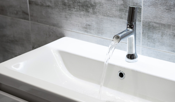 Comment nettoyer les robinets de salle de bain ?