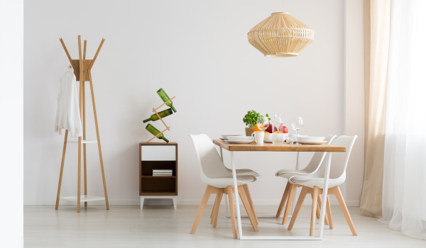 Comment protéger les murs de la salle à manger? Idées pour finir le mur au-dessus de la table dans la cuisine