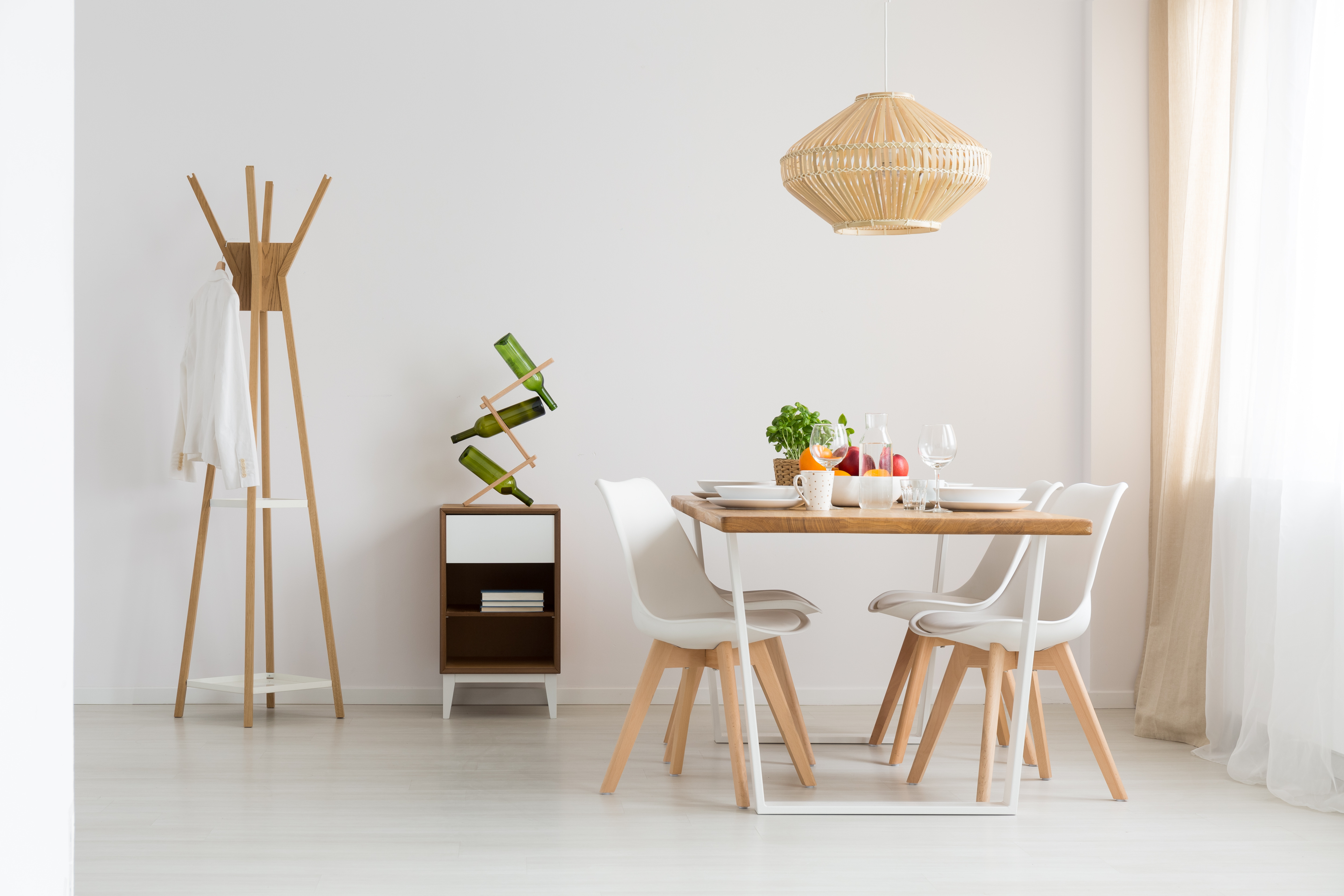 Comment protéger les murs de la salle à manger? Idées pour finir le mur au-dessus de la table dans la cuisine