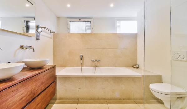 Ensemble de bain - comment réaliser l'habillage d'une baignoire rectangulaire et d'angle ?