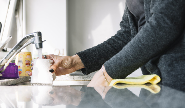 Un miroir dans la cuisine au lieu de carreaux et des carreaux en miroir entre les armoires : avantages et inconvénients - vaut-il la peine ?