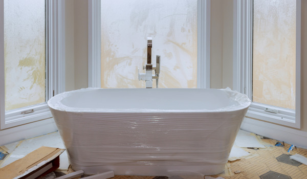 Comment raccorder une baignoire autoportante ?