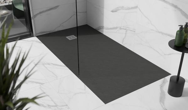 Salle de bain en marbre avec receveur de douche