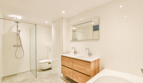 Miroirs de salle de bain grands ou petits ?