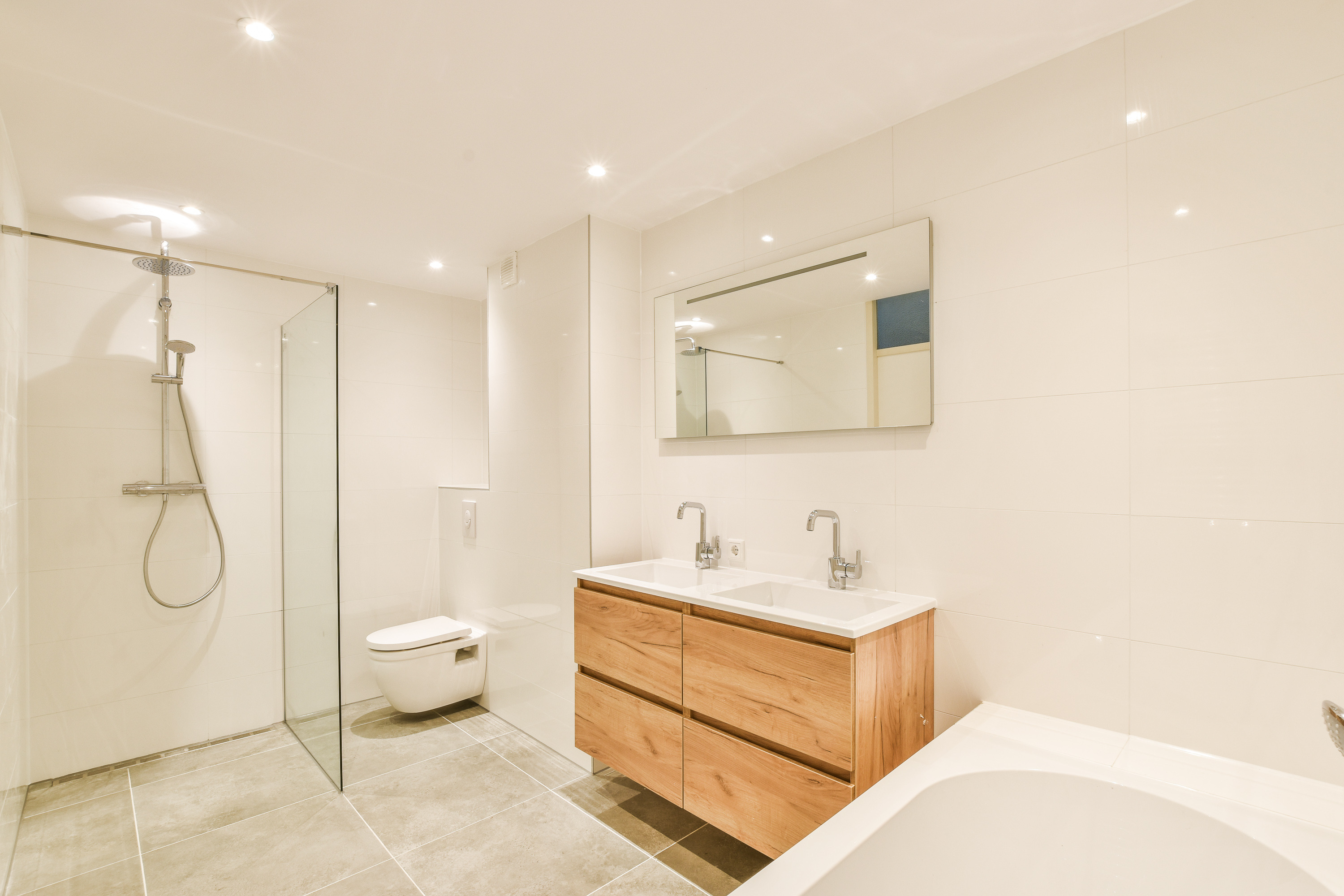 Miroirs de salle de bain grands ou petits ?