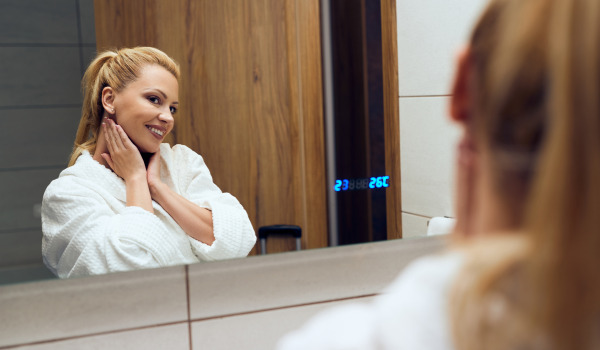 Comment finir un miroir collé?