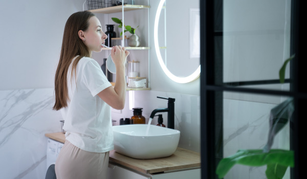 Comment décorer un miroir sans cadre ?