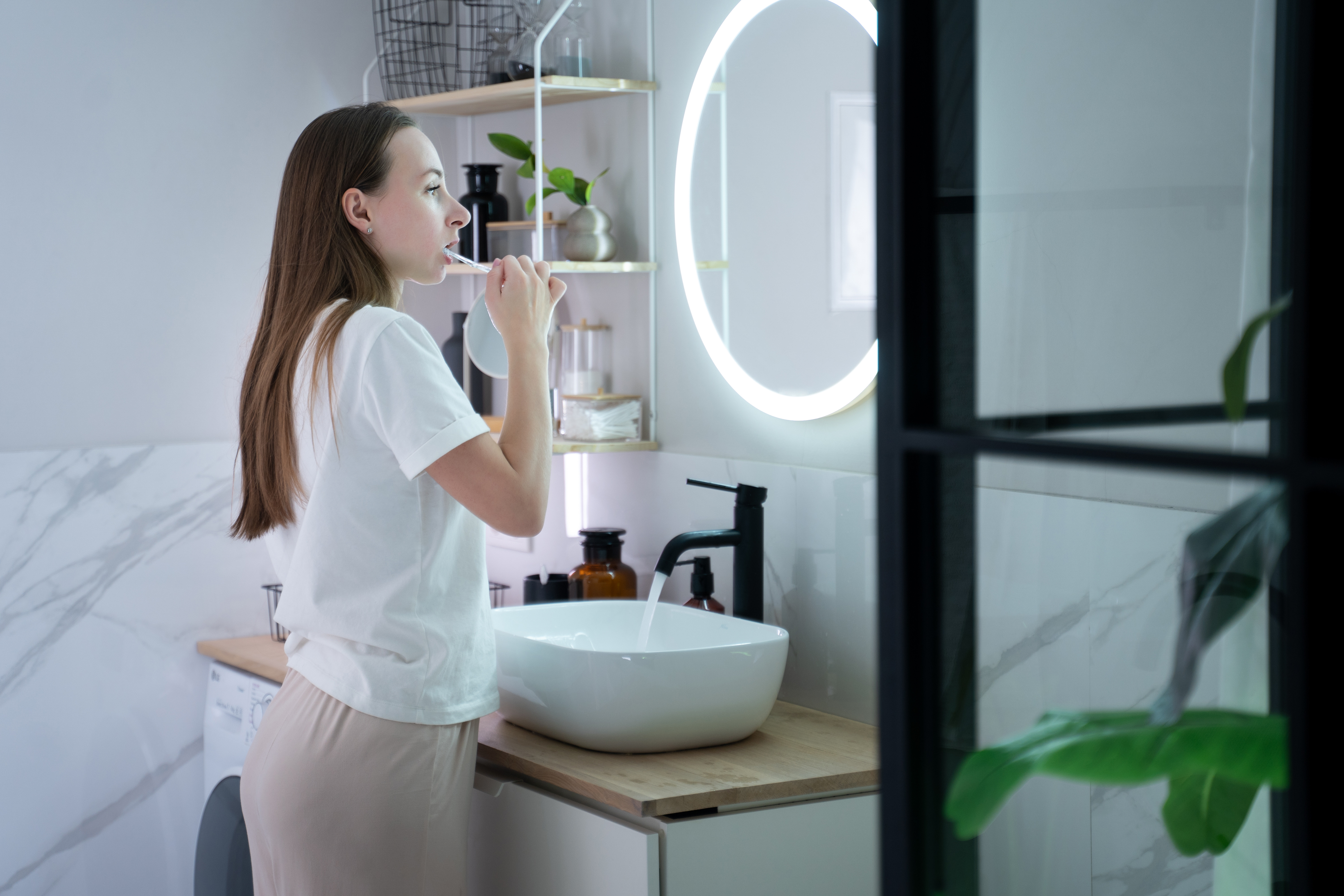 Comment décorer un miroir sans cadre ?