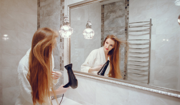 À quelle hauteur le miroir au-dessus du lavabo fonctionnera-t-il le mieux?