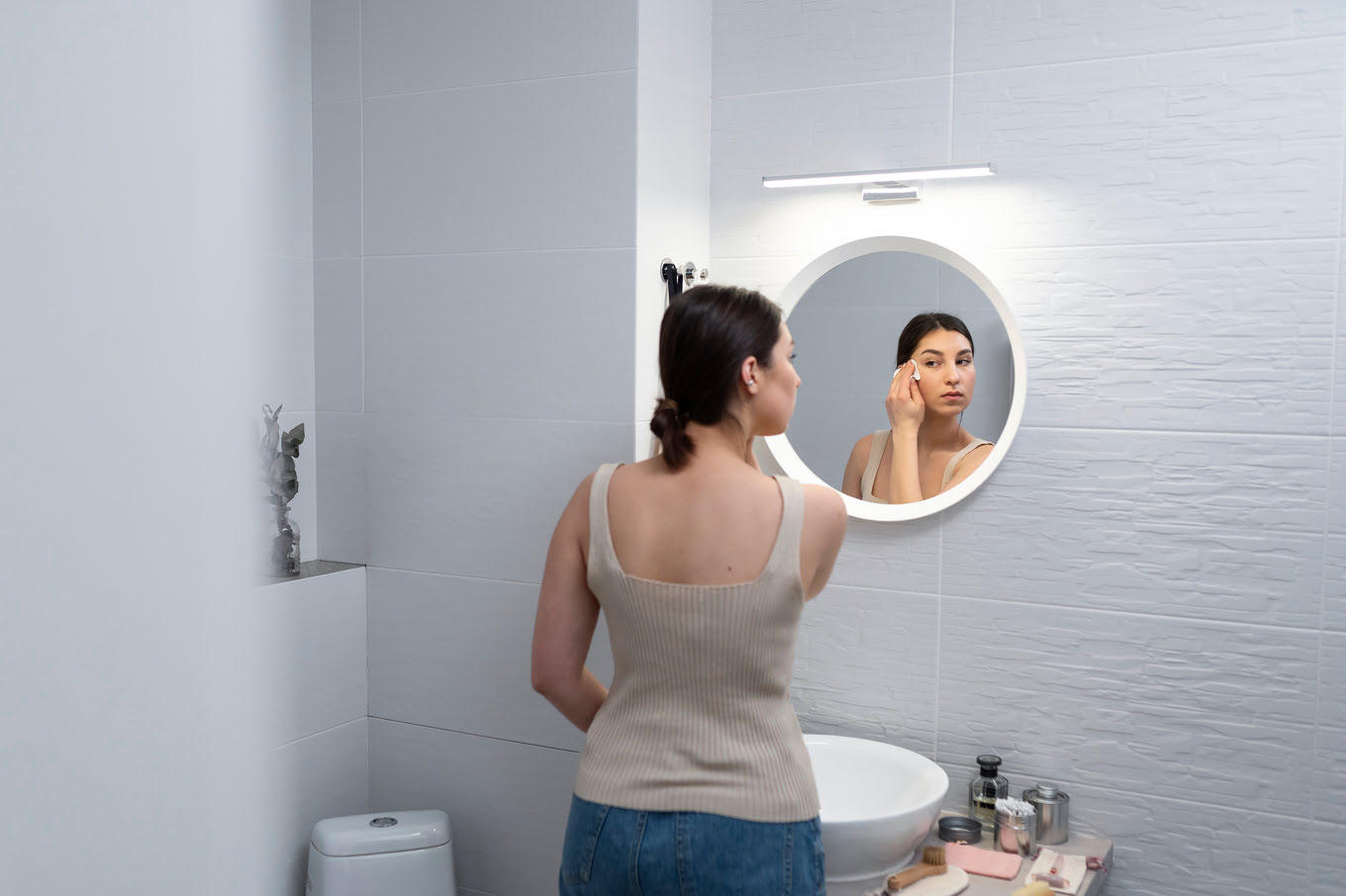 Comment éclairer un miroir de salle de bain ? Quelle puissance d'ampoule pour la salle de bain ?