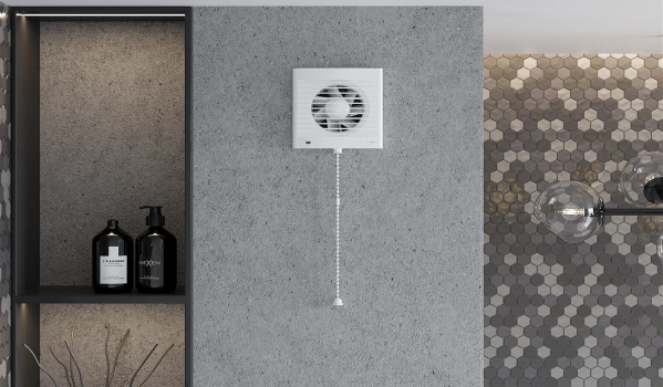 Un ventilateur de salle de bain peut-il être au-dessus de la douche?