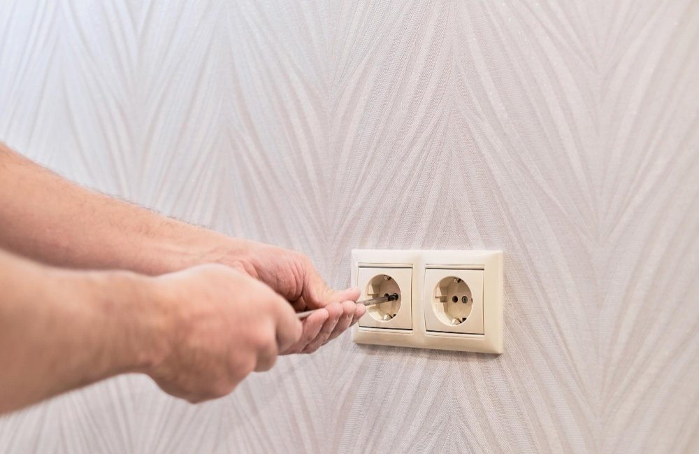 Hauteur de la prise près du lavabo et plus – quelle devrait-elle être ?