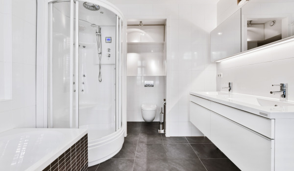 Cabines de douche avec ou sans bac ?