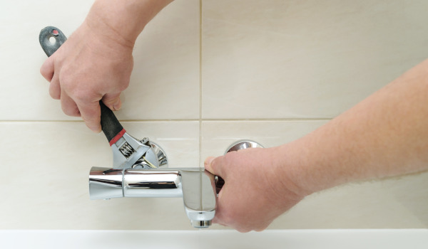 Comment installer un système de baignoire encastré?