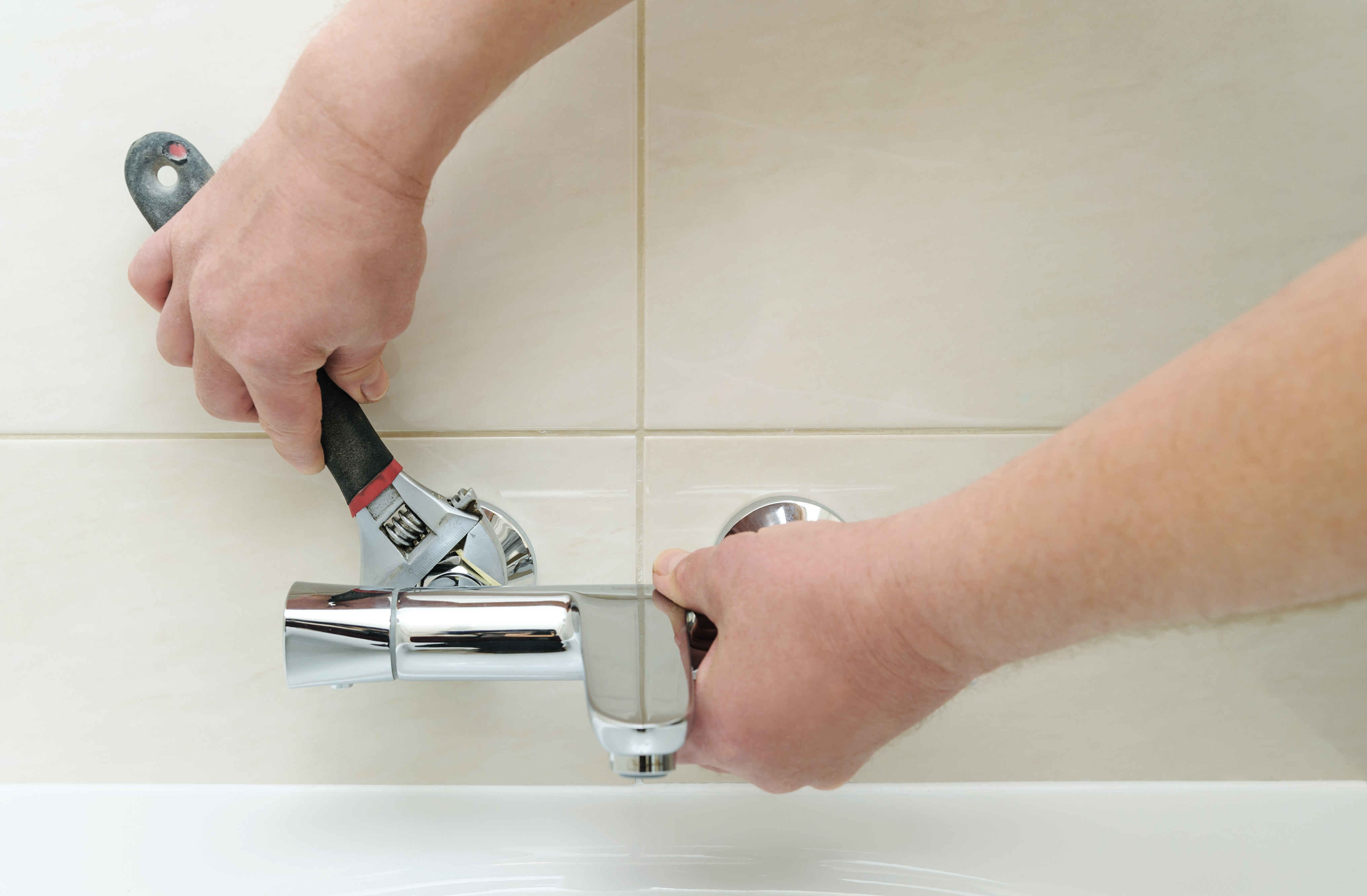 Comment installer un système de baignoire encastré?
