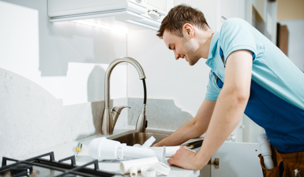Comment remplacer le bouchon dans un lavabo?
