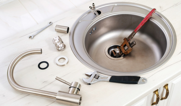 Comment déboucher un bouchon dans le lavabo?