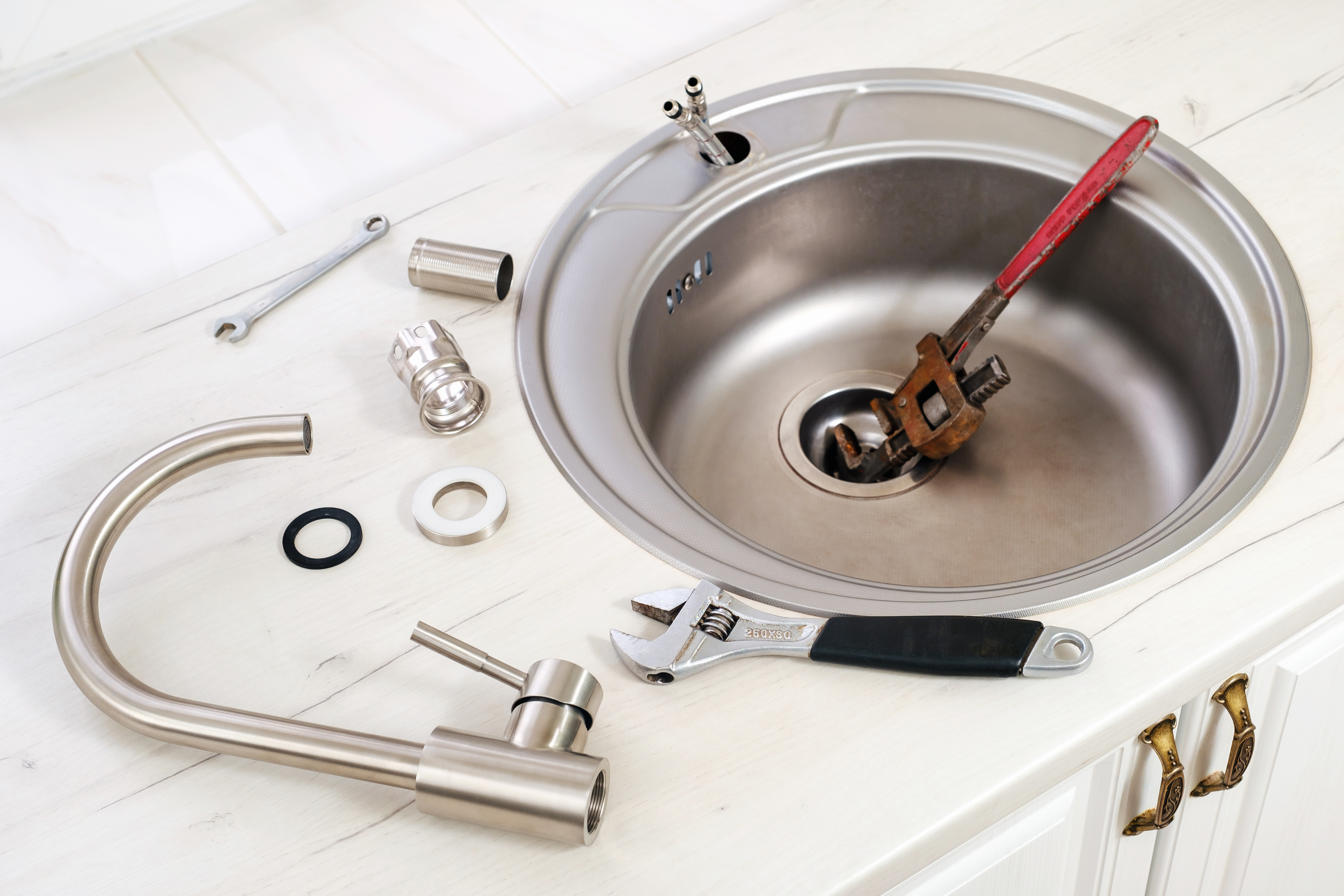Comment déboucher un bouchon dans le lavabo?