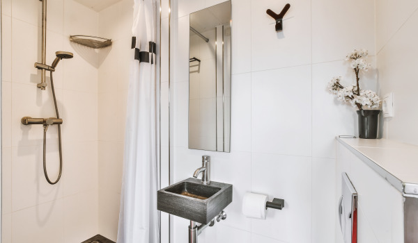 À quelle hauteur installer un ensemble de douche coulissant ?