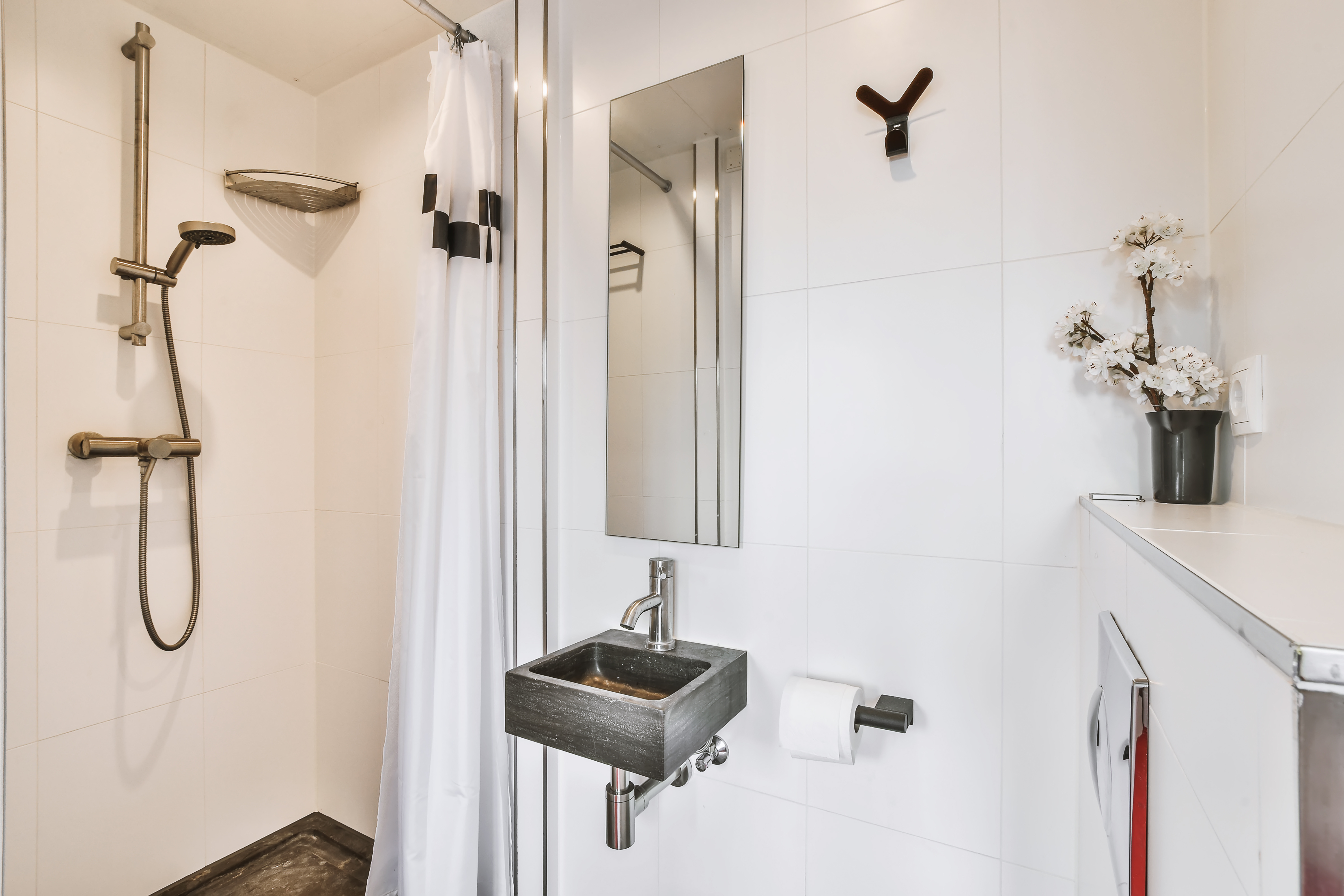 À quelle hauteur installer un ensemble de douche coulissant ?