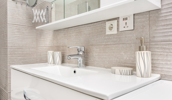 Où suspendre les étagères de salle de bain ?