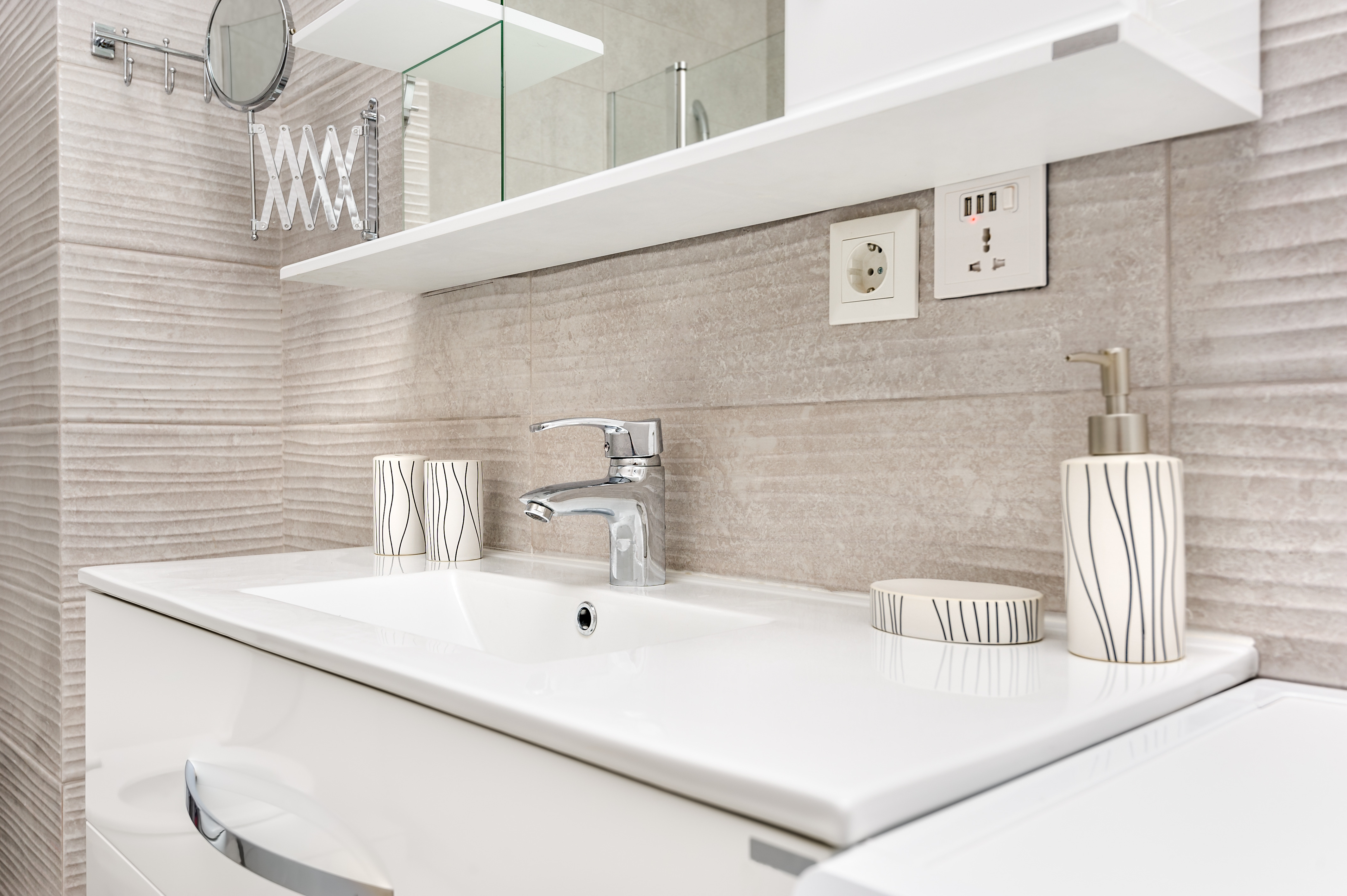 Où suspendre les étagères de salle de bain ?