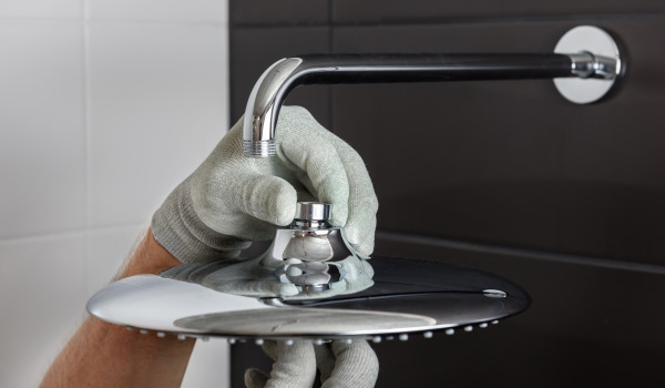 Comment installer une pomme de douche?