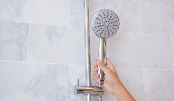 À quelle hauteur suspendre le combiné de douche ?